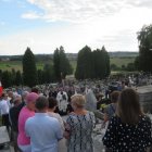 Poświęcenie pomnika upamiętniającego ofiary II Wojny Światowej na cmentarzu w Brzeziu. 