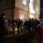 Wspólnymi siłami udekorowano choinkę.