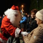 Wspólnymi siłami udekorowano choinkę.