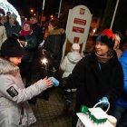 Wspólnymi siłami udekorowano choinkę.