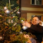Wspólnymi siłami udekorowano choinkę.