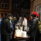 Wspólnymi siłami udekorowano choinkę.