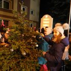 Wspólnymi siłami udekorowano choinkę.