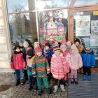 „Kicia Kocia pod choinkę” – mikołajkowy seans przedszkolaków z Kłaja.