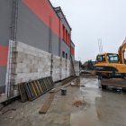 Trwają prace budowlane przy rozbudowie budynku remizy OSP Kłaj.