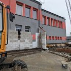 Trwają prace budowlane przy rozbudowie budynku remizy OSP Kłaj.