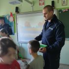 Uczniowie z SP Szarów wiedzą jak być widocznym na drodze.