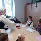 Warsztaty tworzenia lalek w Szkole Podstawowej w Brzeziu. 