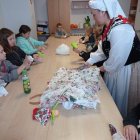 Warsztaty tworzenia lalek w Szkole Podstawowej w Brzeziu. 