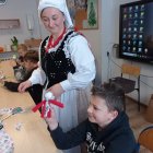 Warsztaty tworzenia lalek w Szkole Podstawowej w Brzeziu. 