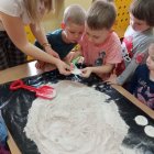 Mali paleontolodzy i tydzień z dinozaurami w Przedszkolu w Brzeziu.