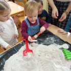 Mali paleontolodzy i tydzień z dinozaurami w Przedszkolu w Brzeziu.