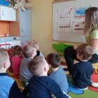 „W marcu jak w garncu” – przedszkolaki z Brzezia wyczekują wiosny.