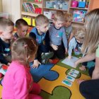 „W marcu jak w garncu” – przedszkolaki z Brzezia wyczekują wiosny.