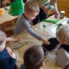 „W marcu jak w garncu” – przedszkolaki z Brzezia wyczekują wiosny.