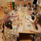 Zabawy przedszkolaków z gliną.