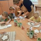 Zabawy przedszkolaków z gliną.