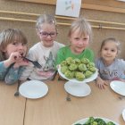 Przedszkolaki z Szarowa biorą udział w Projekcie Edukacyjnym „WITAMINKI” promującym zdrowe odżywianie.
