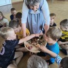 Spotkanie Przedszkolaków z Klubem Seniora: Wartość Współpracy Międzypokoleniowej.