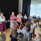 Spotkanie Przedszkolaków z Klubem Seniora: Wartość Współpracy Międzypokoleniowej.