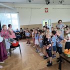 Spotkanie Przedszkolaków z Klubem Seniora: Wartość Współpracy Międzypokoleniowej.
