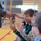 Żywa lekcja zoologii w Szkole Podstawowej i Przedszkolu w Grodkowicach – Edukacja przez doświadczenie.