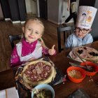 Przedszkolaki z Grodkowic w pizzerii.