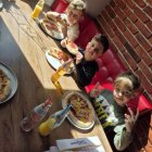 Przedszkolaki z Grodkowic w pizzerii.