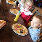 Przedszkolaki z Grodkowic w pizzerii.