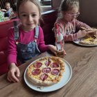 Przedszkolaki z Grodkowic w pizzerii.