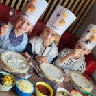 Przedszkolaki z Grodkowic w pizzerii.