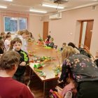 Warsztaty tworzenia palm wielkanocnych w Gminnej Bibliotece.