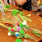 Warsztaty tworzenia palm wielkanocnych w Gminnej Bibliotece.