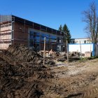 Widać postępy przy budowie sali gimnastycznej w Brzeziu.